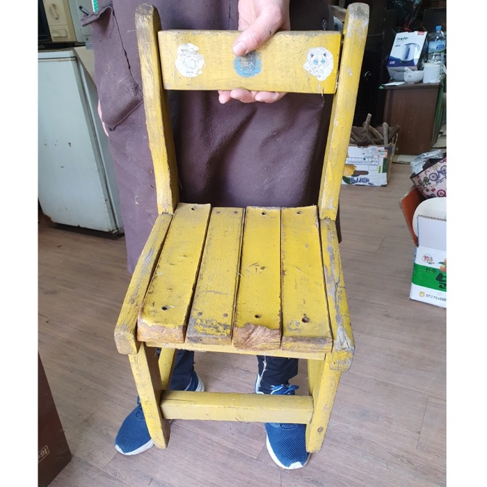 낡은 노란의자 옛날 의자 나무의자 소품의자