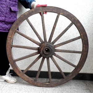 옛날 수레바퀴(92cm)1호/마차바퀴/나무바퀴/바퀴/상점인테리어/엔틱소품/정원용품/수레바퀴/나무바퀴