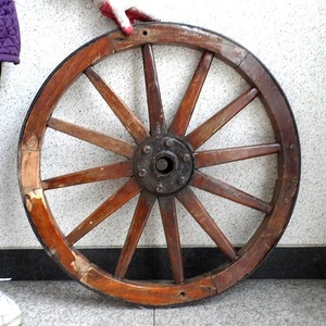옛날 수레바퀴(지름71cm)/상점인테리어/엔틱소품/정원용품/수레바퀴/나무바퀴/마차 바퀴