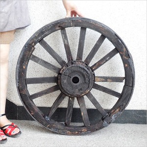 낡은 수레바퀴(지름70cm)/상점인테리어/엔틱소품/정원용품/수레바퀴/나무바퀴/마차 바퀴