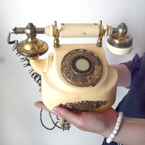 낡고 오래된 베이지색 다이얼 전화기/다이얼전화기/옛날전화기/70년대 전화기/80년대 전화기/근대사