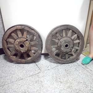 작은 수레바퀴한쌍 (45cm)/나무바퀴/수레바퀴/상점인테리어/엔틱소품/정원용품/수레바퀴/바퀴/나무바퀴