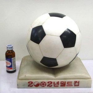 2002년 월드컵 기념 원석 축구공 (대) 월드컵 기념품