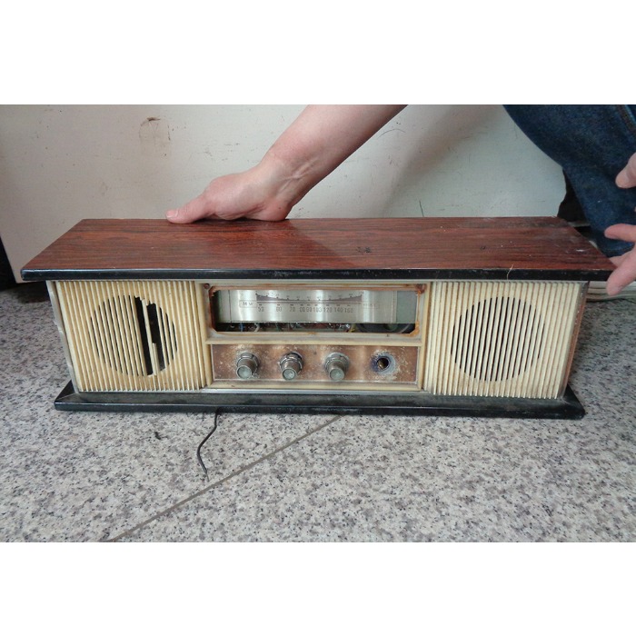 깨지고 뒷면없는 소품용 라디오  중고 옛날 라디오